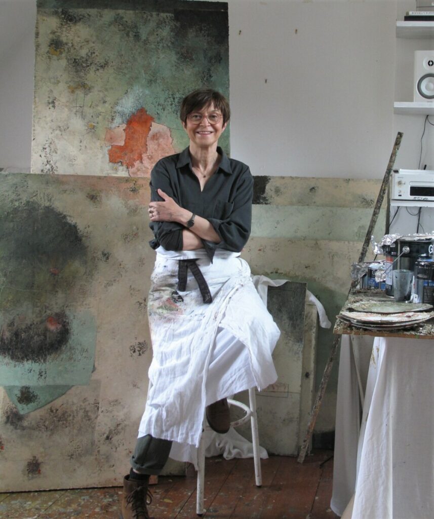 Elisabeth Gore dans son atelier